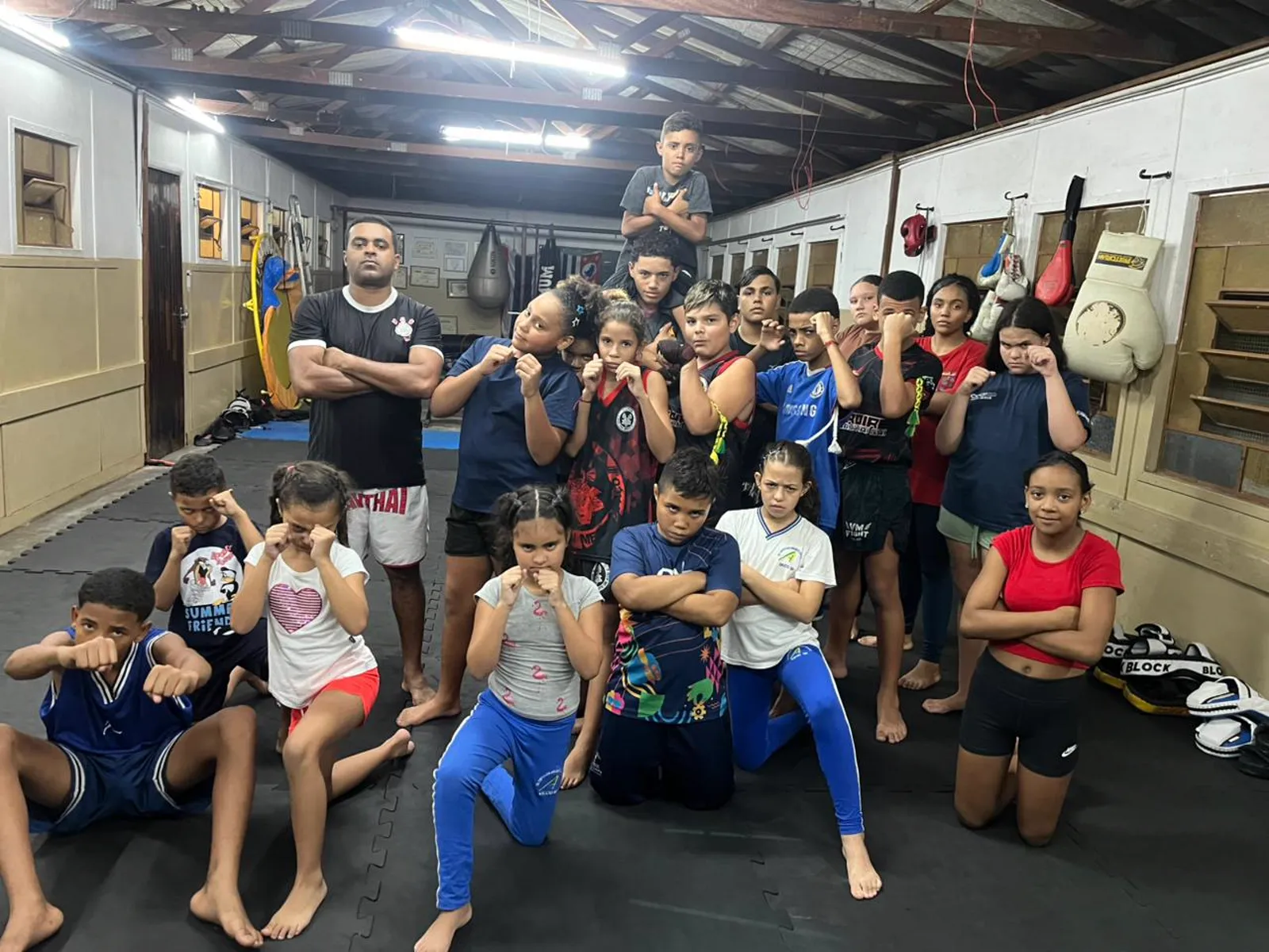 Aula de Muay Thai na Associação Olhar de Laura