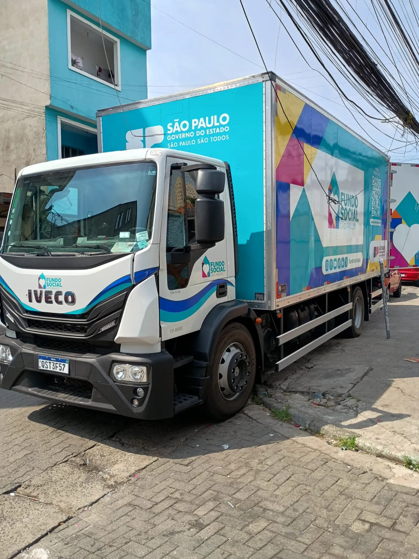 Caminhão do Fundo Social de São Paulo na Associação Olhar de Laura