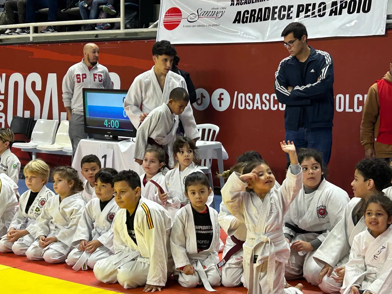 Crianças do projeto de judô da Associação Olhar de Laura