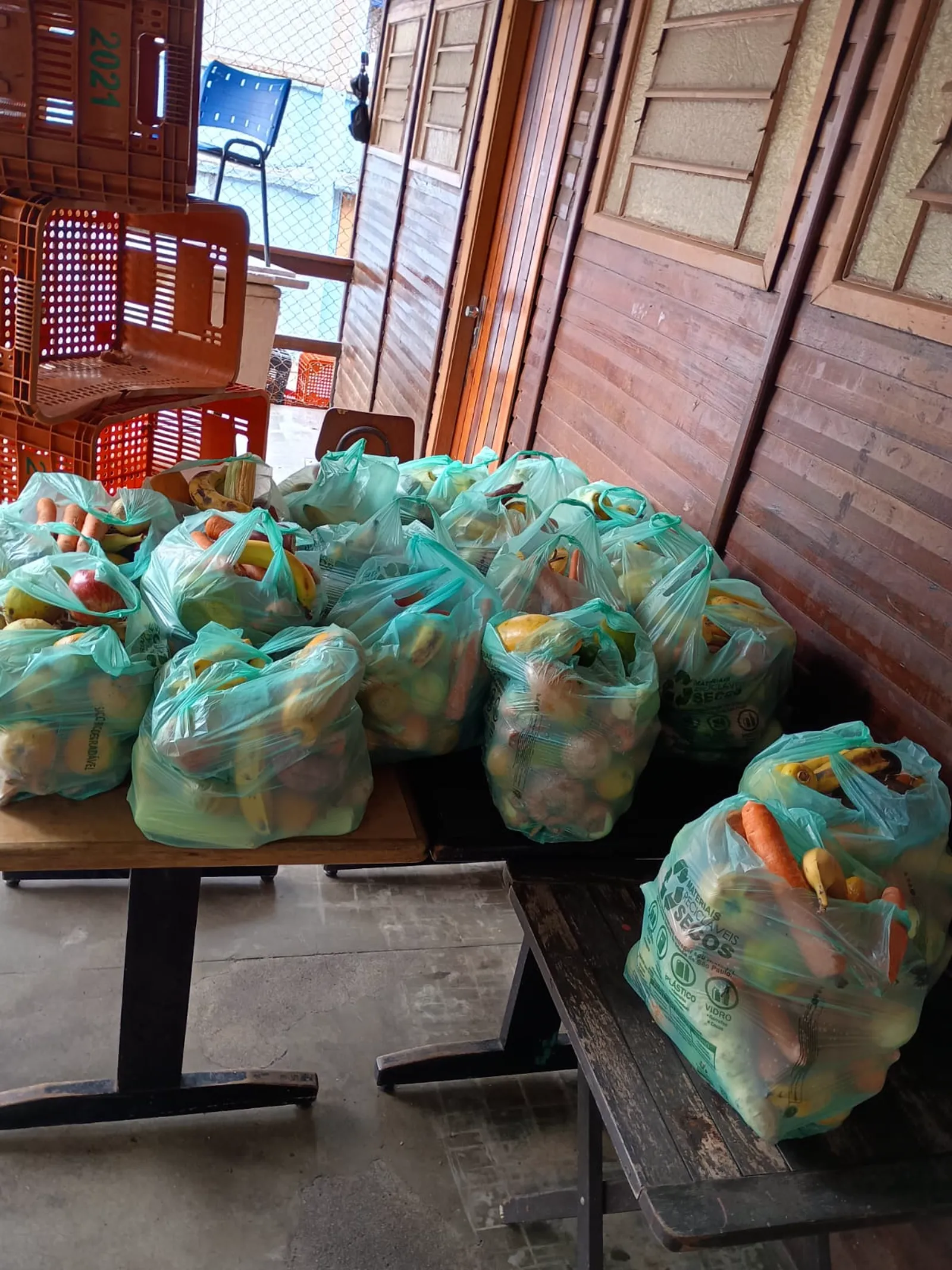Distribuição de frutas e legumes da Associação Olhar de Laura